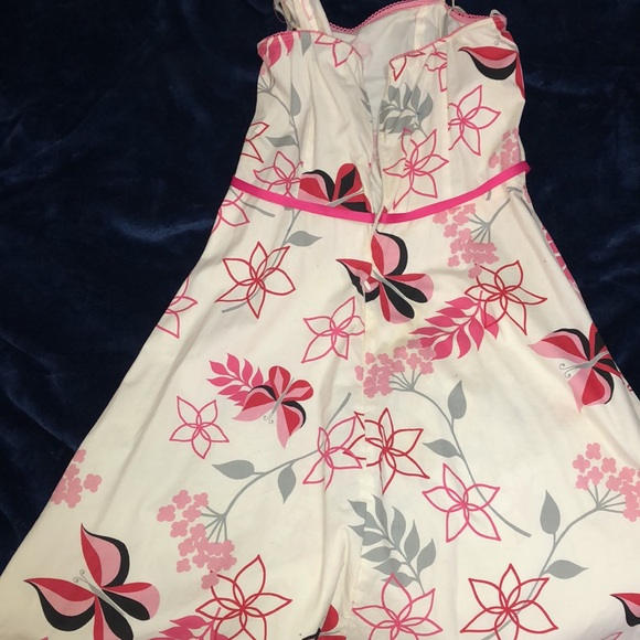 White dress with pink bow & flowers - Picture 4 of 7